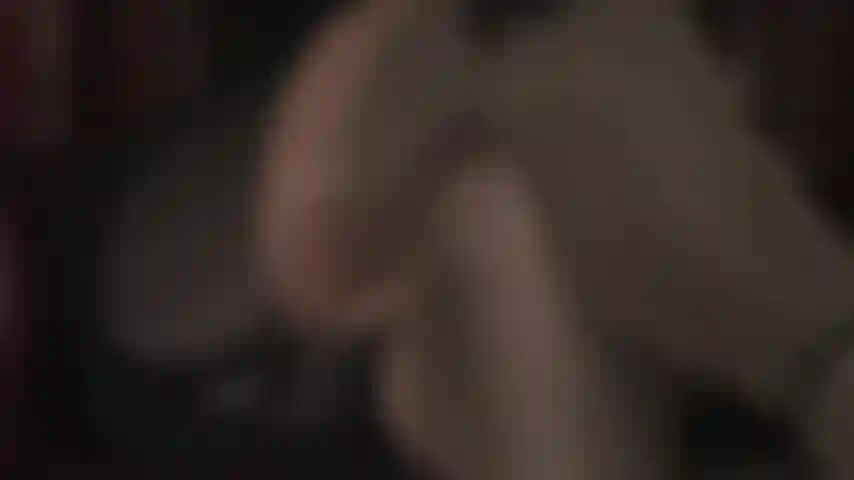 La señora vivian te hace perder todo autocontrol con visiones de sus piernas en capas extra brillantes de pantimedias con brillo de aceite y medias de liga completamente confeccionadas, piernas cruzadas, pies de nailon y talones colgando.