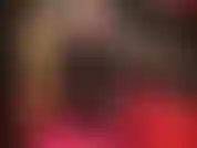 Una amante fetichista, ardiente y brillante, con botas altas de plataforma y medias brillantes. Tu diosa usa todos tus fetiches contra ti. No podrás resistirte a este atuendo increíble mientras mi amante te acaricia la polla.