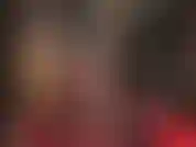 Medias negras, peluca rubia, strap-on negro de 20 cm: la amante se pone un par de medias negras, se cambia a un traje de nailon transparente y toma una gran polla negra junto con una peluca rubia caliente para provocarte.