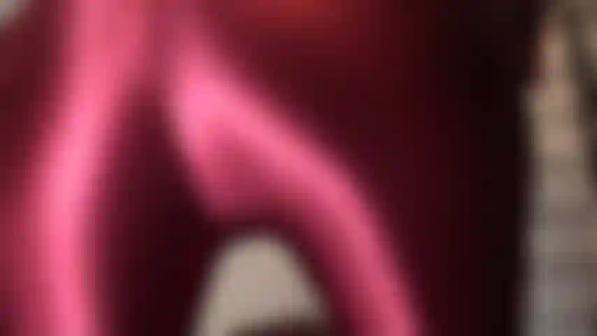 Adoro mis pantalones de satén rojo burdeos: ¡oh, cómo disfrutarías estar debajo de este culo redondo perfecto, con la cara sentada en estos pantalones brillantes!