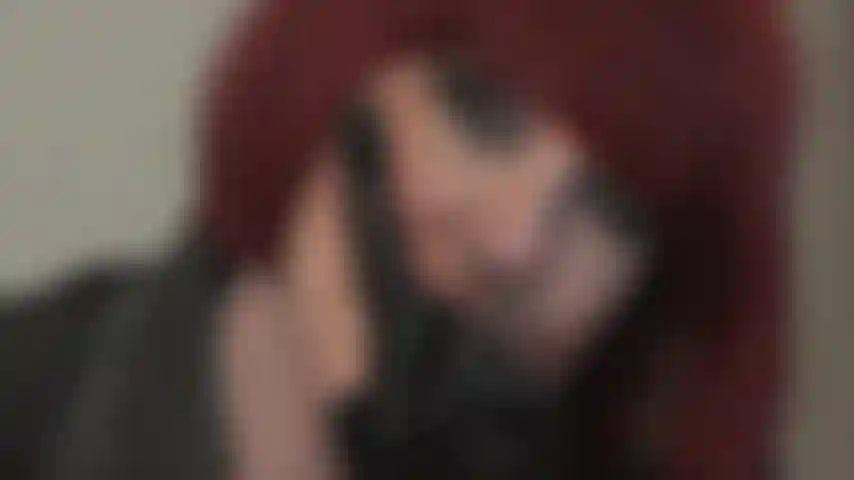 Ama juega con tu cuerpo y mente sumisos, alimentándote con saliva de sus guantes de cuero, pellizcando y mordiendo tus pezones, y llenando tu boca con tacones de botas y polla negra...