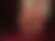 Adoración de pies descalzos: la amante muestra sus pies suaves, arcos altos perfectos, plantas arrugadas y dedos lindos.