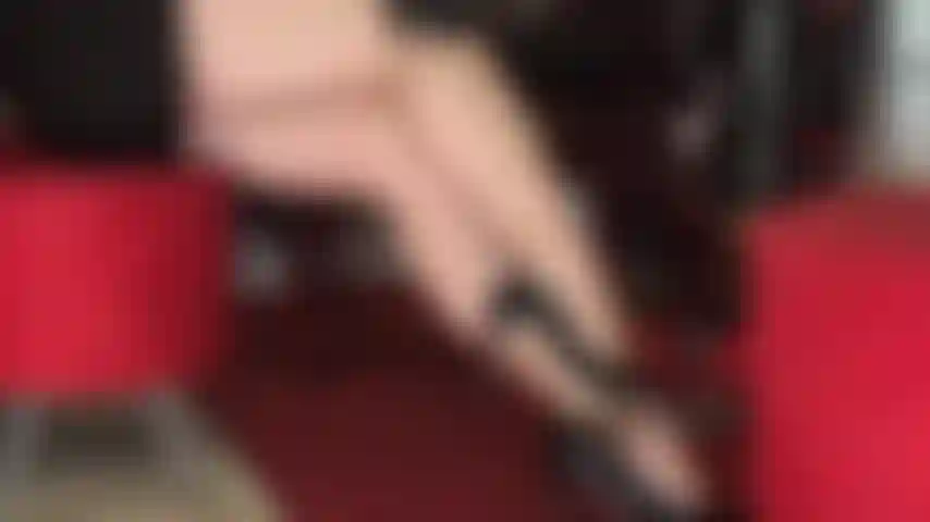 Piernas completamente confeccionadas, con medias desnudas y costuras apenas visibles y adoración de pies.