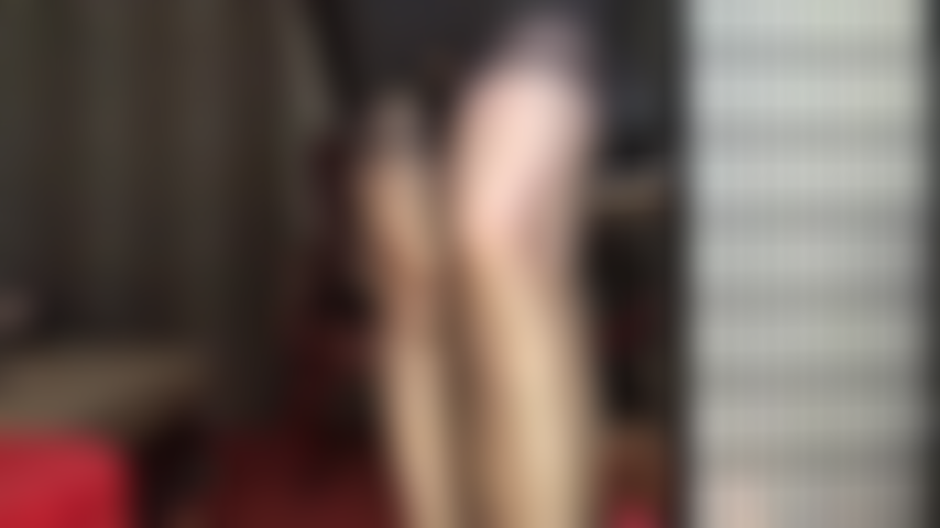 Medias de liga vintage totalmente sedosas, pantimedias y bragas de satén azul oscuro es una combinación a la que tu polla simplemente no puede resistirse.