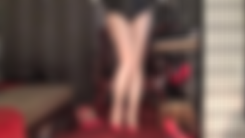 Amantes de las medias, uníos. Aquí tenéis unas maravillosas medias bronceadas brillantes con sandalias rojas de tacón de aguja para que las admiréis. Masajea las sedosas piernas y pies de nailon de mi ama usando solo tu pene erecto.