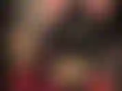 Amante del látex: medias de goma transparentes y sensuales y mules de plataforma alta. Fetichista del látex y con tacones altos.