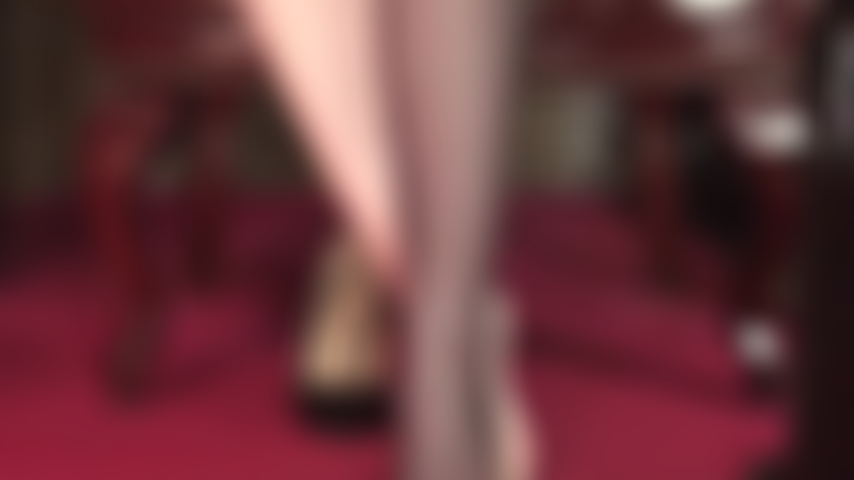 Adoro mis pies desnudos y sudorosos mientras me quito las medias que llevo puestas todo el día.