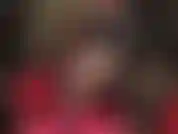 Medias negras cruzadas, provocación en las piernas.