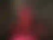 Leggings rojos calientes y pvc negro: adora el trasero redondo y sexy de tu diosa y sus piernas largas con pantalones rojos ajustados y tacones peeptoe sexys, así como una chaqueta de pvc brillante.