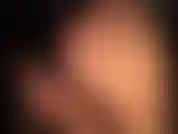 Ama muestra sus increíbles curvas en un body de pvc brillante y medias doradas brillantes.