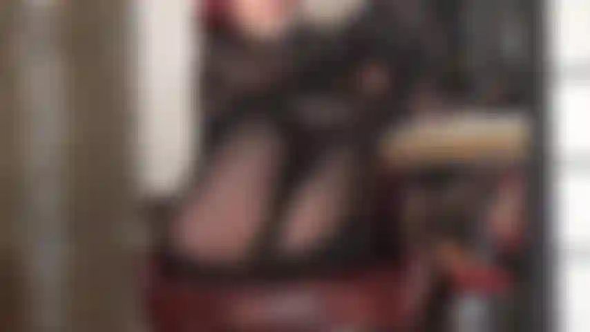 Medias negras brillantes con acabado al aceite y capucha de licra y spandex: la amante tiene sus hermosos pies de nailon hacia arriba.