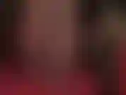 Una vista entre las piernas de pantimedias brillantes de la amante, la adoración del culo y el cambio de atuendo a un teddy de lencería de malla roja sexy y diminuto.