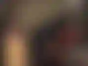 Capas de látex: completamente envuelta en látex con traje de gato, guantes y capucha, la amante vivian agrega una falda corta de goma negra.