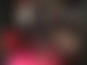 La ama vivian se burla de la sumisa amante de los pies con piernas largas en leggings con aspecto mojado, pies en pantimedias y uñas de los pies pintadas de rojo.