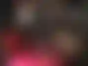 La ama vivian se burla de la sumisa amante de los pies con piernas largas en leggings con aspecto mojado, pies en pantimedias y uñas de los pies pintadas de rojo.