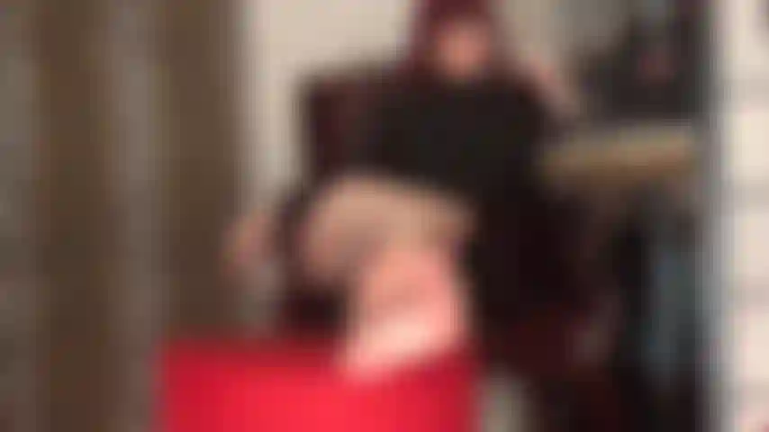 Eres adicta a mis pies descalzos y a mi culo.