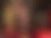 Piernas y pies sensuales con medias marrones brillantes y tacones peeptoe amarillo neón. Fetichista de pies y adoro los tacones altos.