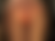 Eres débil por las medias brillantes y las bragas sexys de satén brillante debajo de una falda corta.