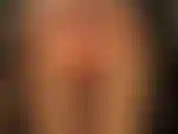 Eres débil por las medias brillantes y las bragas sexys de satén brillante debajo de una falda corta.