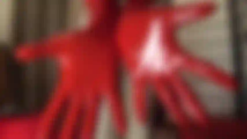 Fetichista del caucho - la amante vivian se viste con látex ajustado, falda corta sobre medias brillantes, guantes y capucha de caucho completa.