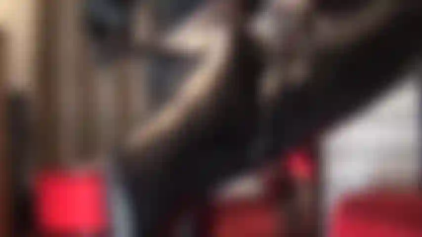 Amante de las botas brillantes. Las botas negras de tacón de aguja son tu fetiche. Tienes que lamerlas, sentirlas y frotarlas con tu pene.