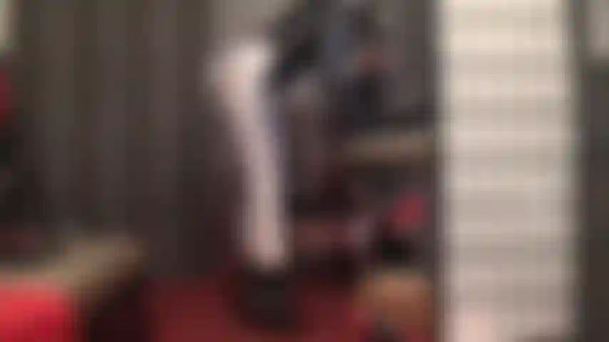 Este atuendo fetichista te hará babear: medias de licra plateadas y brillantes, un tanga de pvc y botines negros brillantes. El trasero y las piernas de mi ama merecen toda tu atención.