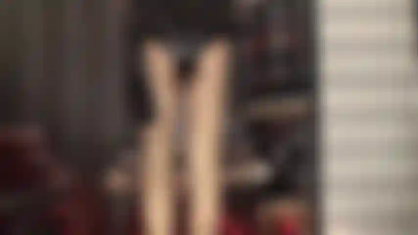 La ama teje su brillante red y no puedes escapar de su hechizo... Vestida con un traje de pvc negro brillante, guantes, medias doradas de alto brillo y sandalias de tiras.