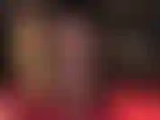 Hermoso abrigo largo de piel negro y piernas en pantimedias brillantes con tacones altos para acariciarte por todos lados.