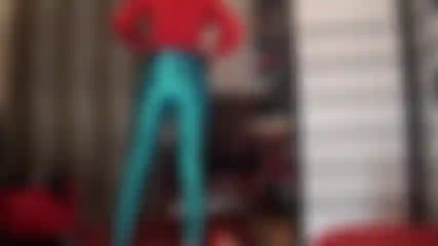 Dominada por mi ama, vestida completamente de satén, de pies a cabeza con pantalones, blusa, guantes y botas de satén brillante. Mi ama seduce con su elegante satén antes de empezar a follar tu estrecho culito con una polla negra de 20 cm.