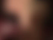 Hermosos pies en pantimedias de nailon color canela.