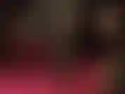 Medias negras, tacones de acero rojo, burla colgante: un clip raro de los dedos pintados de la amante vivian.