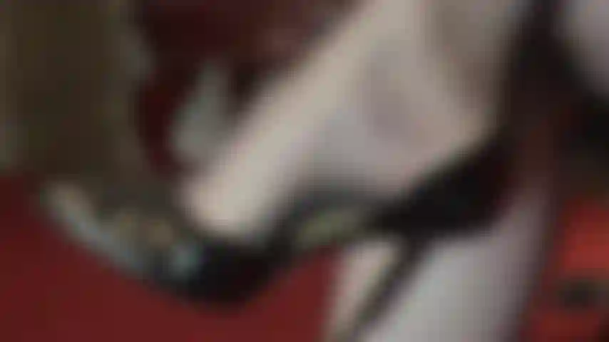 Adoración de pies, juego de zapatos en medias negras con costura y tacones de aguja negros brillantes.