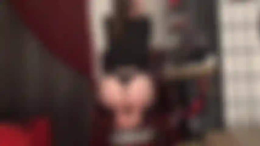 Adoro la perfección que es el culo y los pies desnudos de la señora vivian.