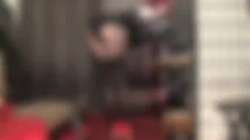 Ama acaricia suavemente la polla de tu esclavo con largos guantes de cuero mientras se burla con sus capas de medias de liga negras sobre pantimedias y pantalones cortos calientes.