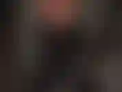 Blusa de látex negra: la amante agrega otra capa a su sexy atuendo de goma.