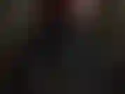 Fetichista de los guantes, vestida con vinilo negro brillante, la amante usa guantes de cuero negro hasta los hombros.