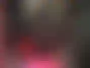 Una diosa rubia que usa medias de encaje sobre pantimedias negras, una minifalda de látex negra extra corta y tacones negros brillantes para volverte loco.