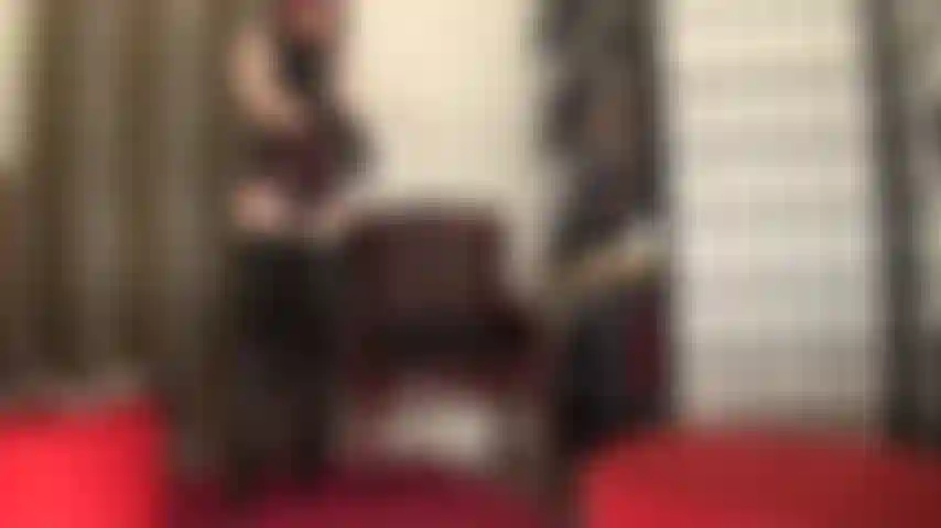 Completando el atuendo fetichista de goma con un par de guantes de látex negros hasta los hombros, con los que voy a provocar tu cuerpo sumiso y entrar en todos tus orificios, algunos de ellos hasta el codo...