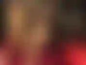 Fetichista de piernas cruzadas calientes en bodystocking de nailon color piel, combinado con tacones de aguja de metal y guantes sexys.