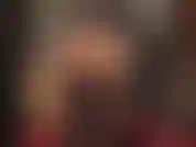 Una vista desde atrás: puedes imaginarte a la amante acariciando su enorme polla negra mientras baja su perfecto culo en pantimedias sobre tu cara.