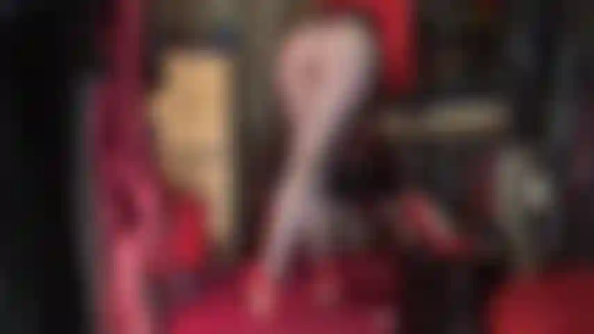 Medias negras súper transparentes, blusa de satén y corsé: ¡vaya, un atuendo maravilloso para adorar las curvas sexys de la amante, su trasero redondo perfecto, sus piernas largas y sus pies de nailon!