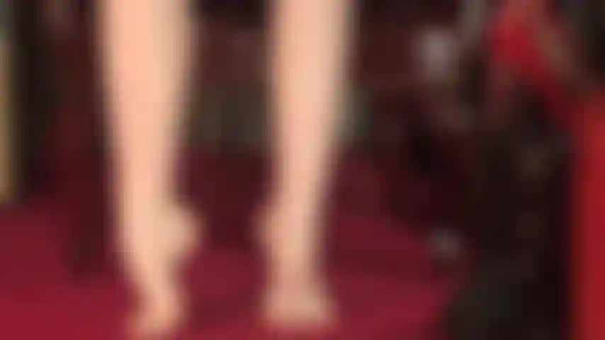 Adoro los pies descalzos: arcos altos bellamente curvados, suelas suaves y dedos lindos que juegan con zapatos de punta abierta.