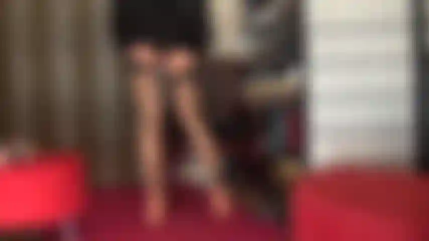 Dominación con strap-on y adoración de culo en lencería sexy, medias y ligueros con 8 pulgadas de polla negra.