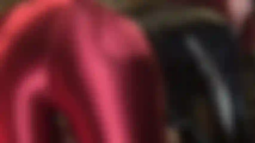 Adoro el culo en pantalones de satén rojo burdeos brillante y reluciente.