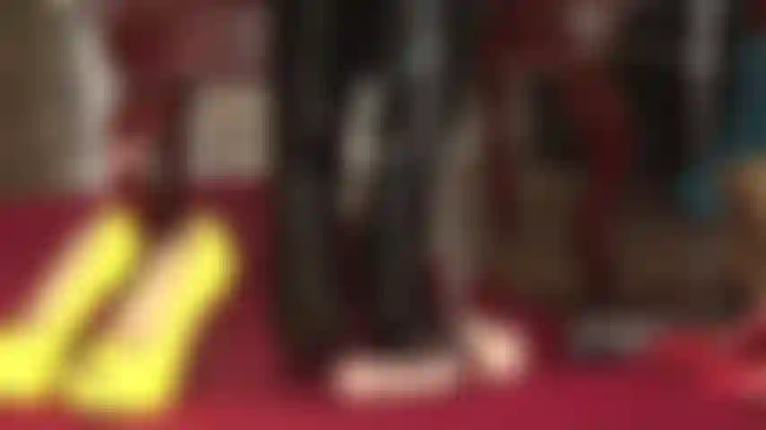 Forzada bajo las botas de mi ama y a mis tacones. Una vez que hayas sentido el toque amoroso de mis botas, es hora de hacerle el amor a mis tacones. Animada por mi fusta, ¡mete tu pene en el tacón!