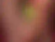 Primer plano extremo de pies desnudos. La amante acaricia el eje venoso de este consolador blanco sin cortar.