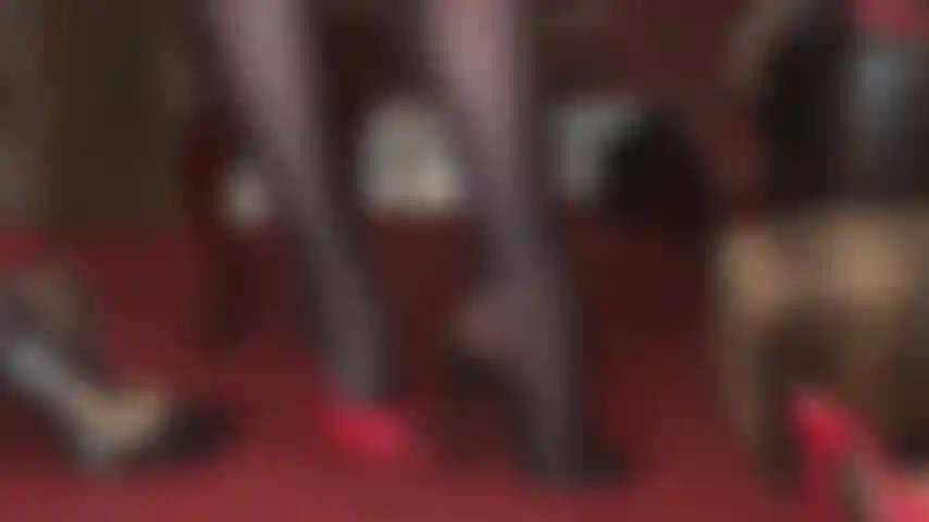 Mules de tacón de aguja rojos o negros? Ambos te excitan mucho. Disfruto de los tacones altos, la adoración de pies con medias y el balanceo.