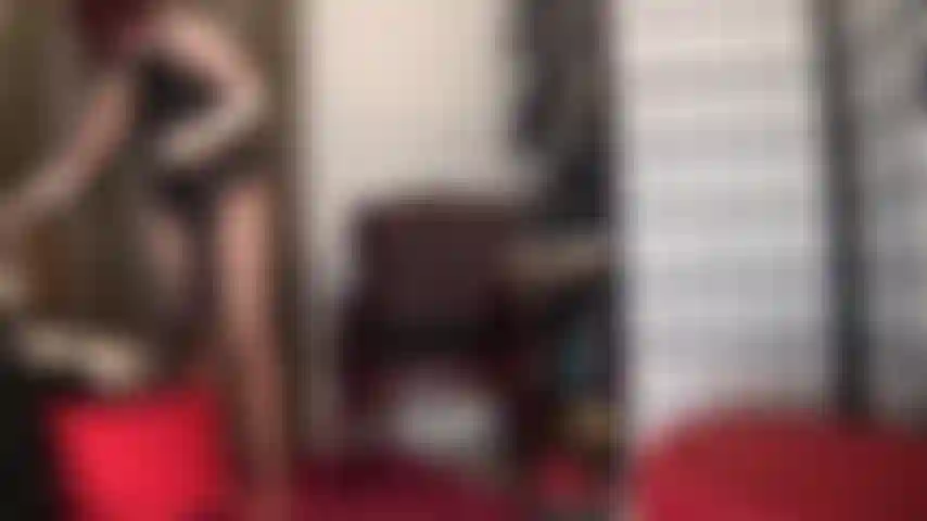 La ama vivian te da de comer una polla negra cubierta con medias de nailon. Chúpala bien, puta, mientras tu ama con strap-on te penetra la garganta.