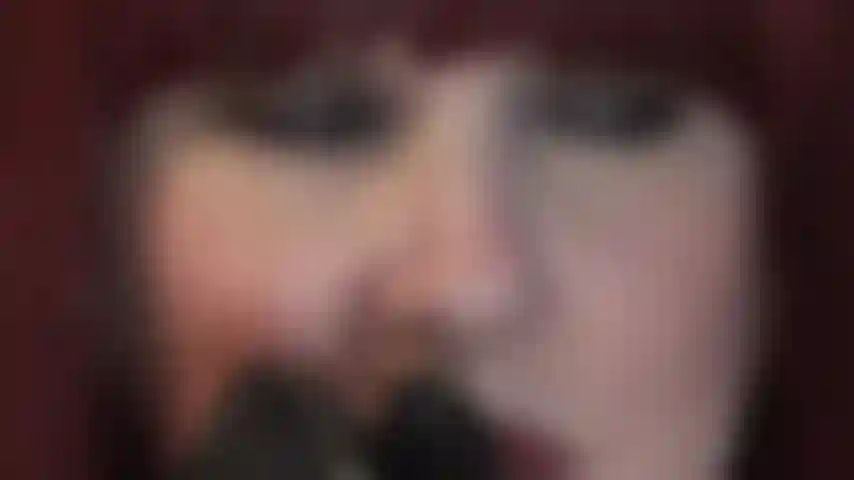 La dama te tiene sufriendo por el dolor de su fusta y el tacto de sus maravillosos guantes de cuero negro suave...