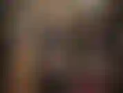 Amante del cuero con un gran strap-on blanco: debajo de esta hermosa falda larga de cuero y abrigo se encuentra una de mis pollas que debes complacer con tu linda boquita maricón chupadora de pollas.